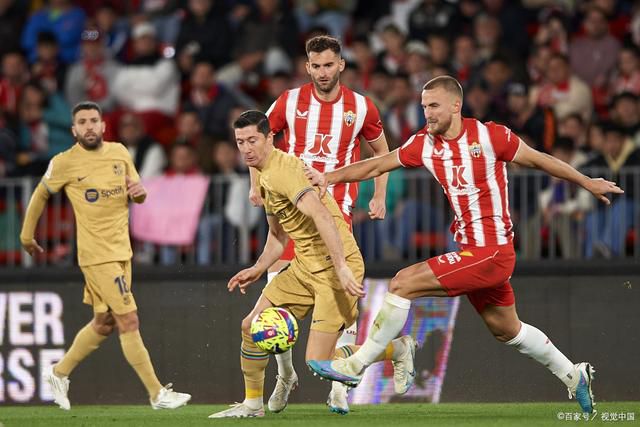 他掀开裙子把舌头伸进去添视频